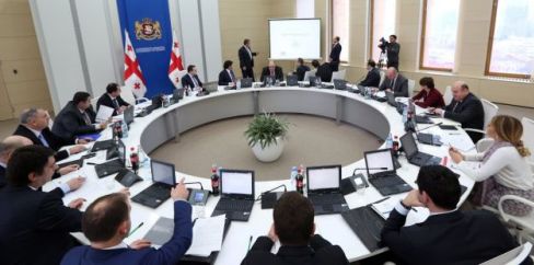 Prime Minister questions the salary level of public legal entities and LLCs during Economic Council Meeting 