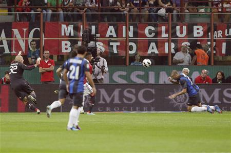 Ten-man Inter win fiery derby with Samuel goal