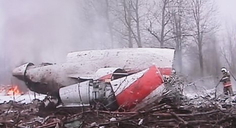 Poland: Bodies of air crash victims exhumed