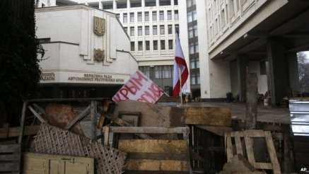 Gunmen take control of Crimea government buildings