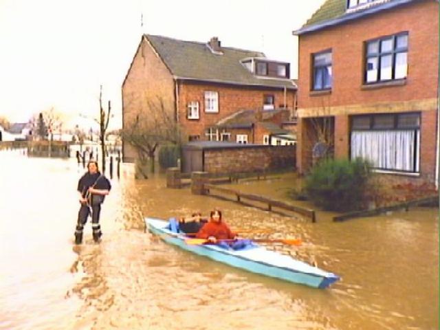 Dutch evacuate north as rain poses threat to dyke