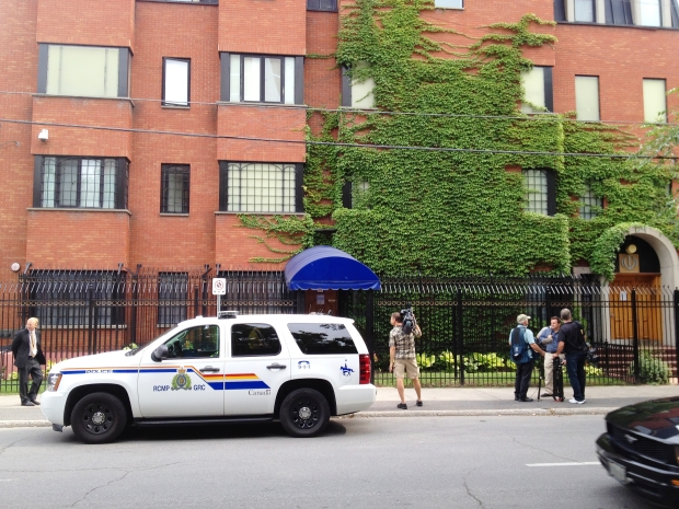 Canada closes Tehran embassy 