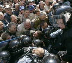 In Kiev Chernobil-affected people tried to invade Rada