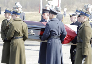 Plane with Lech Kaczynski`s body lands in Warsa 