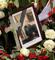 Poles commemorate Smolensk disaster with two-minute silence