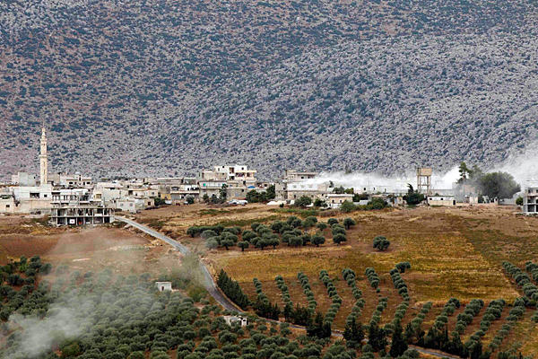 Syrian refugees flee Azmarin fighting