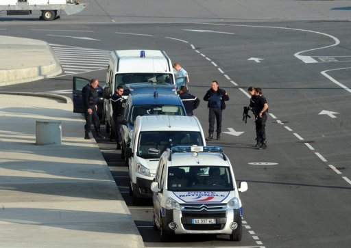 France arrests 20 suspected Islamists in dawn raids