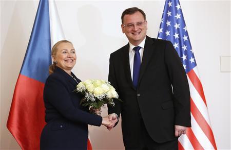 Clinton flies to Prague for trade talks